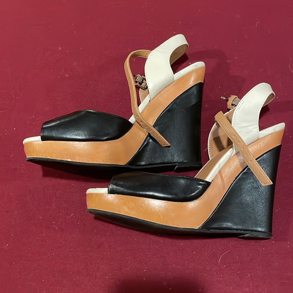 Elle 9M Platform Open Toe 5 1/4” Heel Sandals Black & Tan